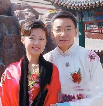 央視主持人高博坐街邊被偶遇,西裝革履打扮斯文,43歲已滿頭銀髮