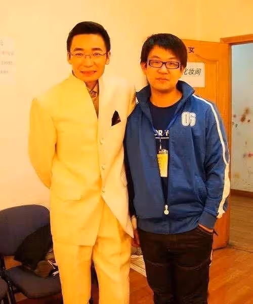 央視主持人高博坐街邊被偶遇,西裝革履打扮斯文,43歲已滿頭銀髮