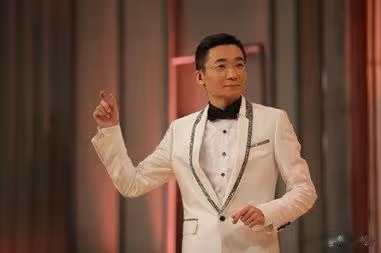 央視主持人高博坐街邊被偶遇,西裝革履打扮斯文,43歲已滿頭銀髮