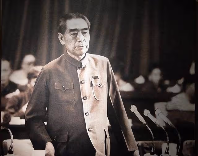 72年周總理不顧外面下著雨,親迎骨灰,毛主席:我再也見不到他了