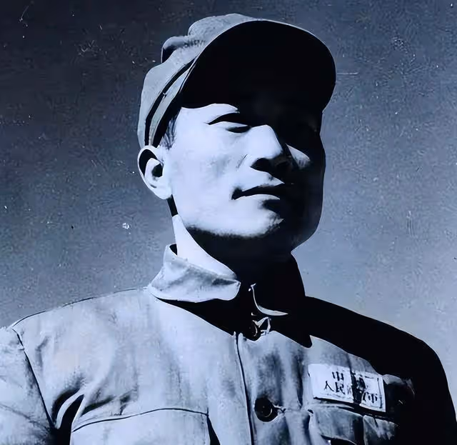 72年周總理不顧外面下著雨,親迎骨灰,毛主席:我再也見不到他了