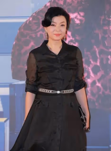 周潤發曾為她自殺,劉德華暗戀她16年,如今她仍是一代人心中女神