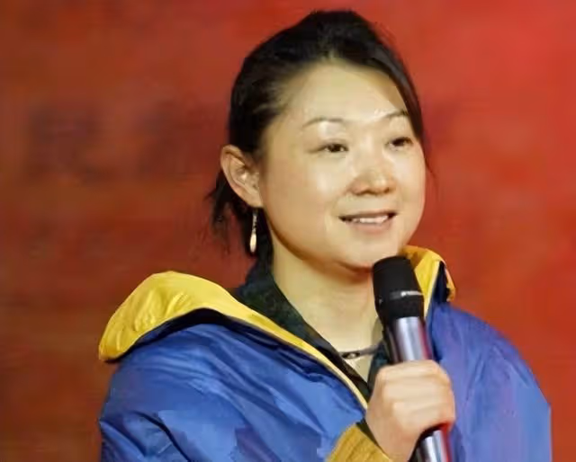 張鐸:守護植物女友10年,與二婚帶娃女主結婚,幸福16年仍未生娃
