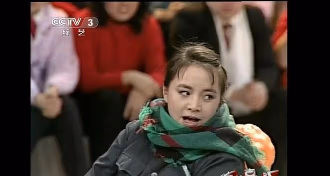 當年黃宏在春晚後台直接親了宋丹丹一口，宋丹丹卻說：我恨死你了