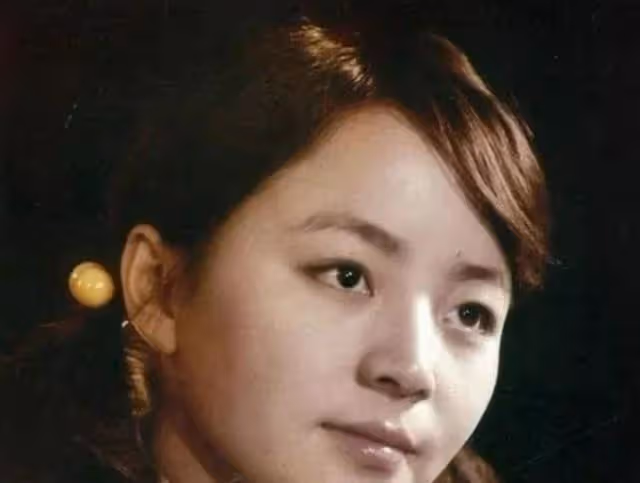 當年黃宏在春晚後台直接親了宋丹丹一口，宋丹丹卻說：我恨死你了
