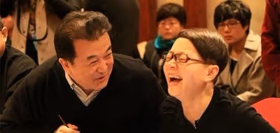 當年黃宏在春晚後台直接親了宋丹丹一口，宋丹丹卻說：我恨死你了