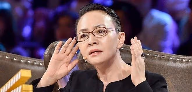 當年黃宏在春晚後台直接親了宋丹丹一口,宋丹丹卻說:我恨死你了