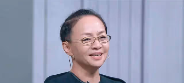 當年黃宏在春晚後台直接親了宋丹丹一口,宋丹丹卻說:我恨死你了