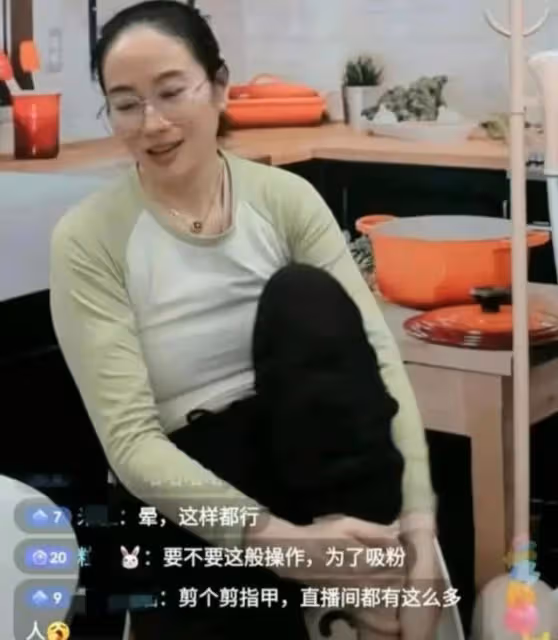 精神狀態引擔心!港女星內地直播挖鼻屎,網友感嘆昔日女神變大媽