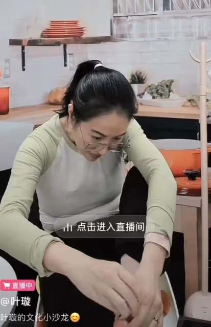 精神狀態引擔心!港女星內地直播挖鼻屎,網友感嘆昔日女神變大媽