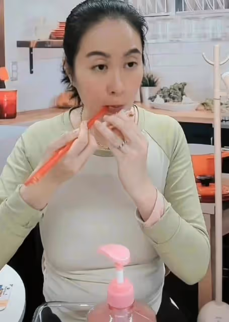 精神狀態引擔心!港女星內地直播挖鼻屎,網友感嘆昔日女神變大媽