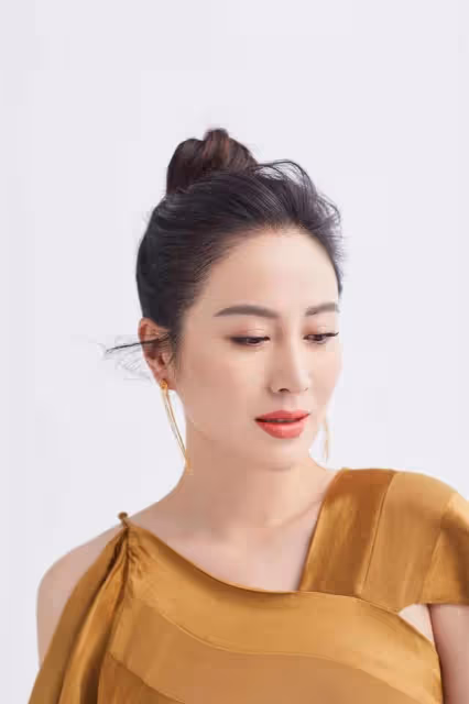 精神狀態引擔心!港女星內地直播挖鼻屎,網友感嘆昔日女神變大媽