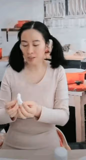 精神狀態引擔心!港女星內地直播挖鼻屎,網友感嘆昔日女神變大媽