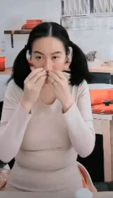 精神狀態引擔心!港女星內地直播挖鼻屎,網友感嘆昔日女神變大媽