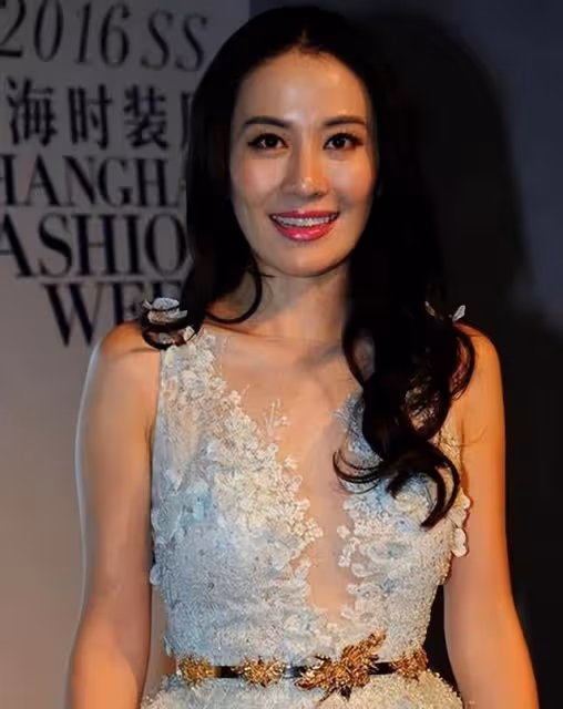 精神狀態引擔心!港女星內地直播挖鼻屎,網友感嘆昔日女神變大媽