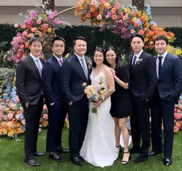 恭喜!香港知名女首富孫兒宣布結婚,妻子腹部凸起疑似懷孕