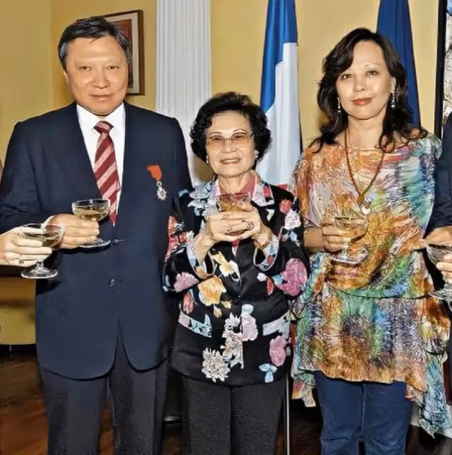 恭喜!香港知名女首富孫兒宣布結婚,妻子腹部凸起疑似懷孕