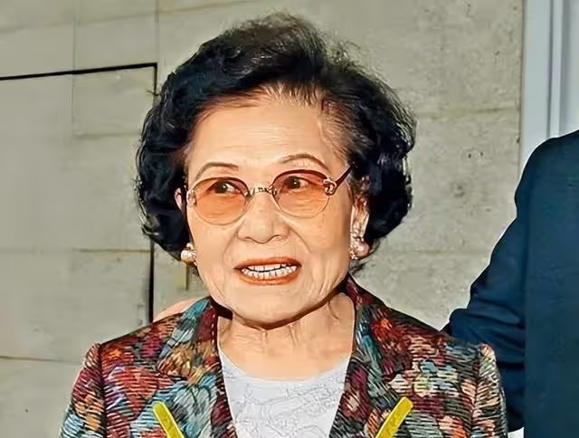 恭喜!香港知名女首富孫兒宣布結婚,妻子腹部凸起疑似懷孕