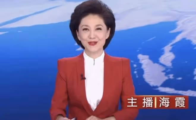 50歲央視主持人海霞頭髮花白,退居幕後暴瘦顯憔悴,素顏判若兩人