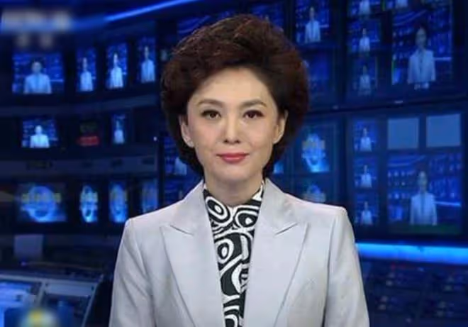 50歲央視主持人海霞頭髮花白,退居幕後暴瘦顯憔悴,素顏判若兩人