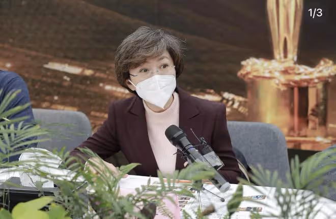 50歲央視主持人海霞頭髮花白,退居幕後暴瘦顯憔悴,素顏判若兩人