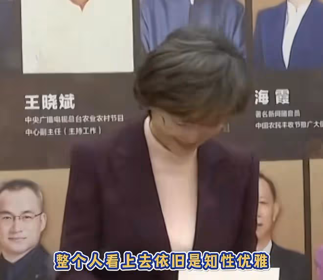 50歲央視主持人海霞頭髮花白,退居幕後暴瘦顯憔悴,素顏判若兩人