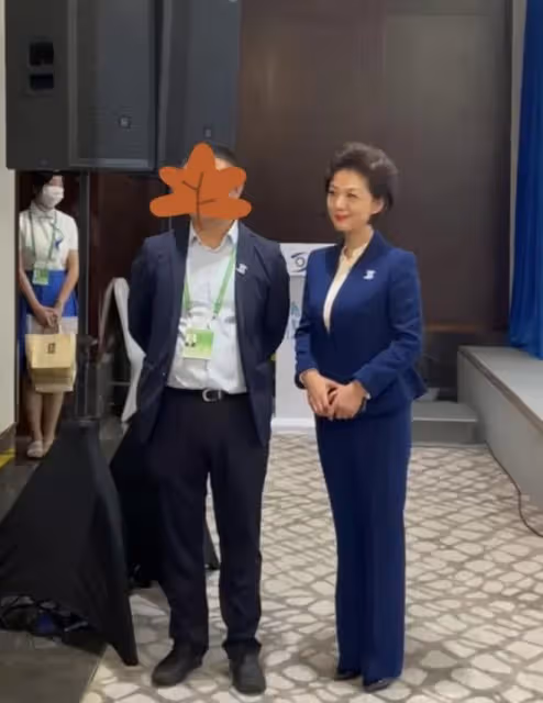 50歲央視主持人海霞頭髮花白,退居幕後暴瘦顯憔悴,素顏判若兩人