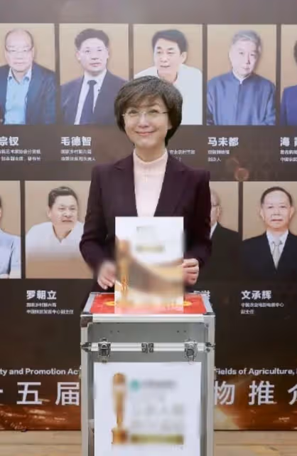 50歲央視主持人海霞頭髮花白,退居幕後暴瘦顯憔悴,素顏判若兩人