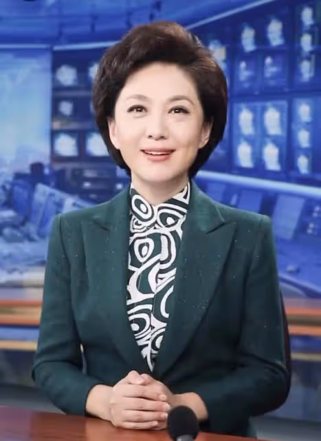 50歲央視主持人海霞頭髮花白,退居幕後暴瘦顯憔悴,素顏判若兩人