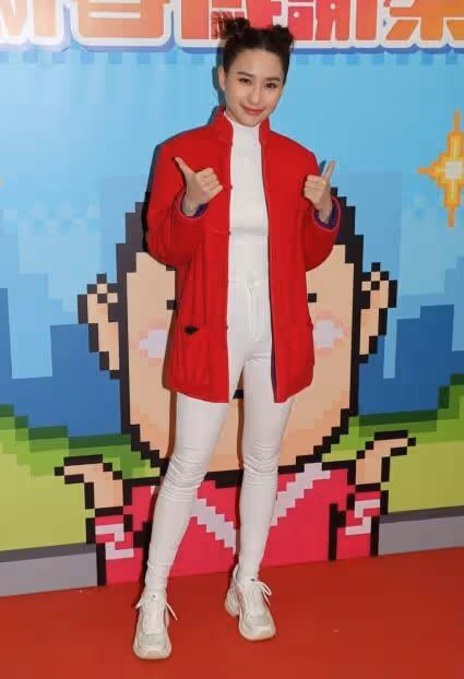 網曝竇驍何超蓮女兒出生，何超蓮曬「一家三口」同框合照疑回應