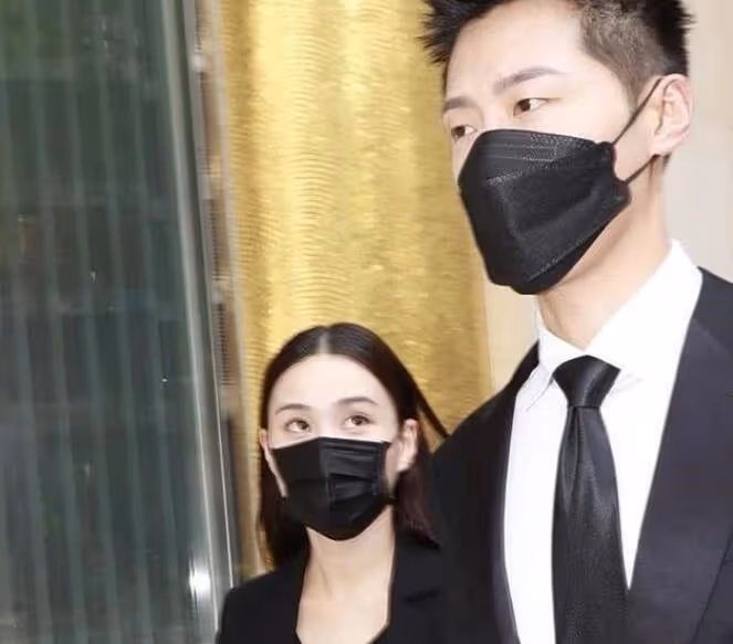 網曝竇驍何超蓮女兒出生，何超蓮曬「一家三口」同框合照疑回應