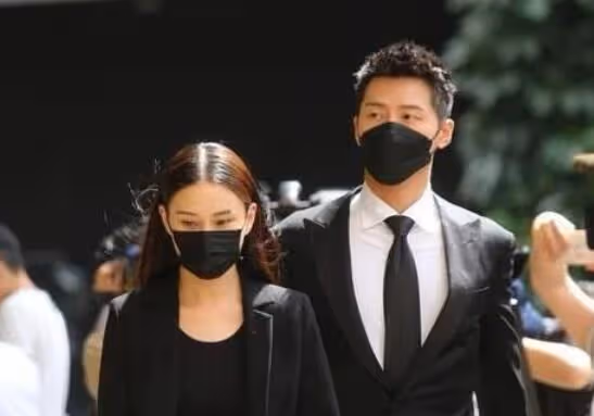 網曝竇驍何超蓮女兒出生,何超蓮曬「一家三口」同框合照疑回應