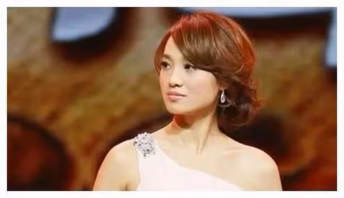 主持人朱丹:與林涵離婚後,二婚嫁周一圍生兩子,在卑微中求幸福