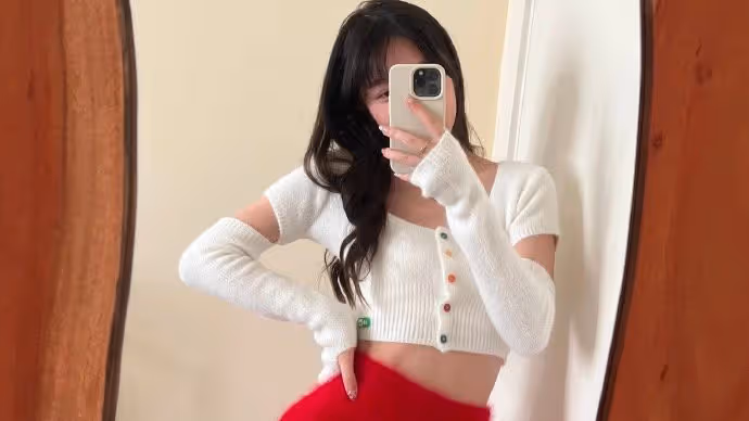 25歲星女郎徐嬌罕見秀身材，穿短裙秀A4腰，多塊腹肌超搶鏡