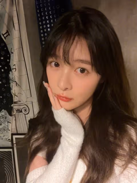 25歲星女郎徐嬌罕見秀身材,穿短裙秀A4腰,多塊腹肌超搶鏡