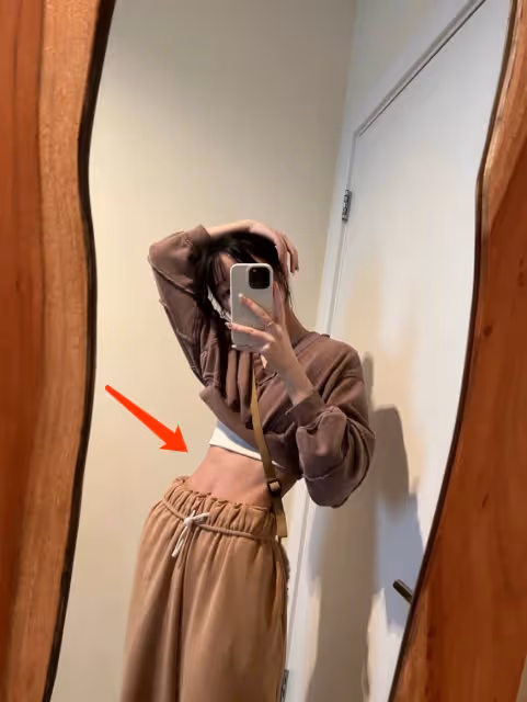 25歲星女郎徐嬌罕見秀身材,穿短裙秀A4腰,多塊腹肌超搶鏡