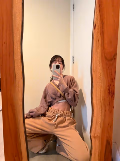 25歲星女郎徐嬌罕見秀身材,穿短裙秀A4腰,多塊腹肌超搶鏡