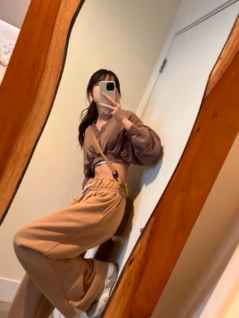 25歲星女郎徐嬌罕見秀身材,穿短裙秀A4腰,多塊腹肌超搶鏡