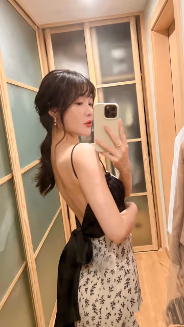 25歲星女郎徐嬌罕見秀身材,穿短裙秀A4腰,多塊腹肌超搶鏡
