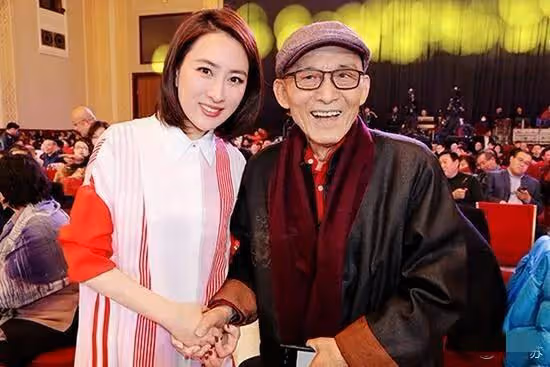 馬蘇感動了!90歲「濟公」扮演者游本昌,為42歲女星馬蘇慶祝生日