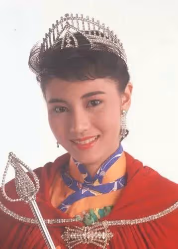 李嘉欣立春曬照:明顯修圖拉長身高對顏值不自信,53歲老了很傷感