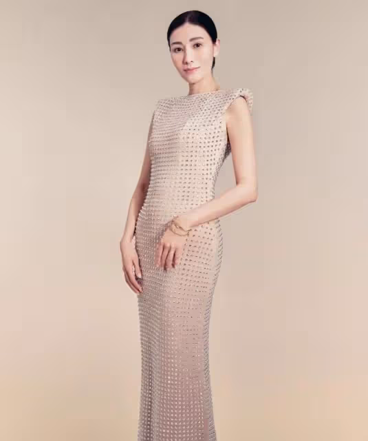 李嘉欣立春曬照:明顯修圖拉長身高對顏值不自信,53歲老了很傷感