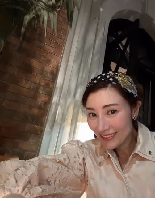 李嘉欣立春曬照:明顯修圖拉長身高對顏值不自信,53歲老了很傷感