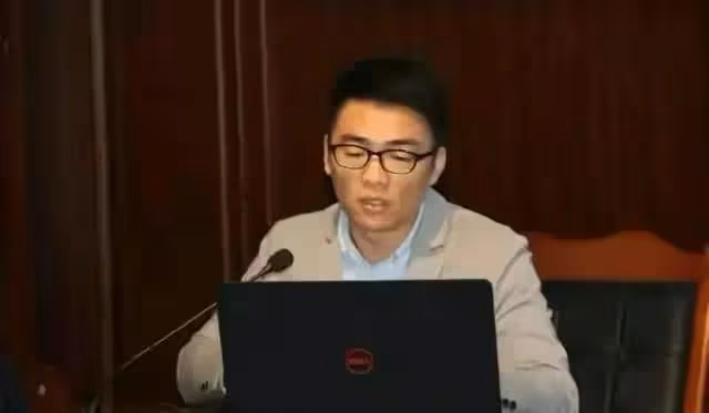 戴璐的後半生還是和鏢哥在一起度過,韋哥落寞退場