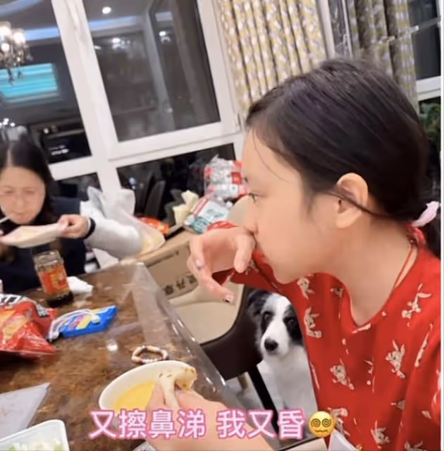 李小璐曬女兒吃相,甜馨用袖子擦嘴鼻涕接地氣,66歲母親罕見出鏡
