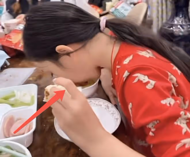 李小璐曬女兒吃相,甜馨用袖子擦嘴鼻涕接地氣,66歲母親罕見出鏡