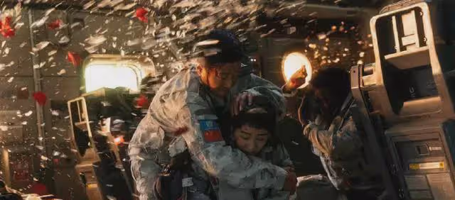 流浪地球2：熱度斷層碾壓，吳京票房破300億，演技爆了，走出國門