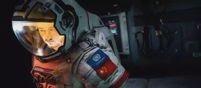 流浪地球2：熱度斷層碾壓，吳京票房破300億，演技爆了，走出國門