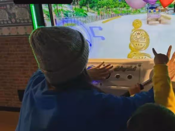 張柏芝與男子牽手逛街，為兒子買鞋打遊戲，男子與一家人相處和諧