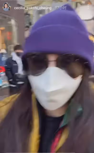 張柏芝與男子牽手逛街，為兒子買鞋打遊戲，男子與一家人相處和諧